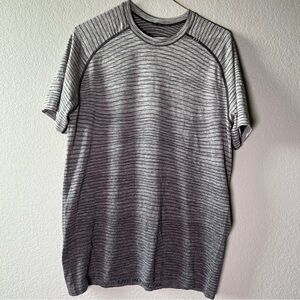 Lululemon Men's Metal Vent Short Sleeve Shirt Size Medium Gray to Black